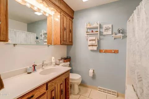 Bath - 806 Johns Dr NE, Mandan, ND 58554 photo 1 of 5