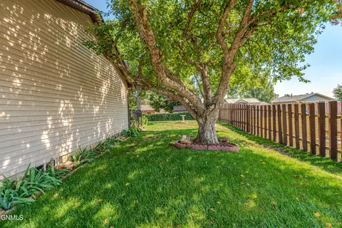 Exterior - 806 Johns Dr NE, Mandan, ND 58554 photo 2 of 14