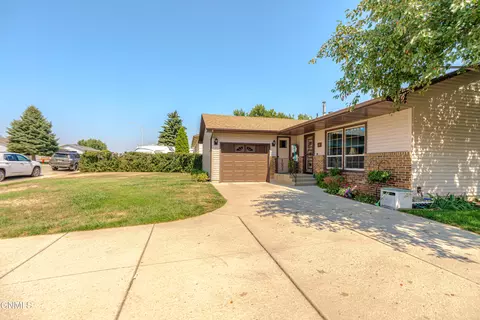 Exterior - 806 Johns Dr NE, Mandan, ND 58554 photo 1 of 14
