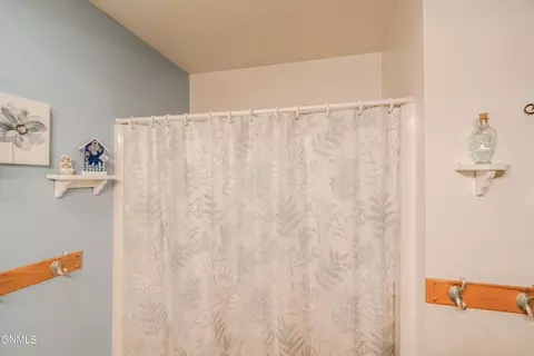 Bath - 806 Johns Dr NE, Mandan, ND 58554 photo 2 of 5