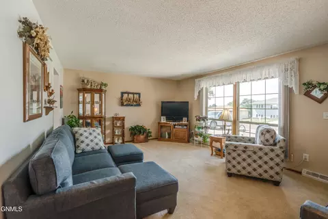 Living - 806 Johns Dr NE, Mandan, ND 58554 photo 1 of 3