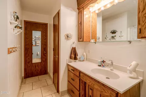 Bath - 806 Johns Dr NE, Mandan, ND 58554 photo 3 of 5