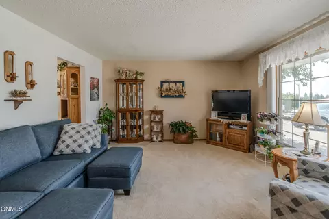 Living - 806 Johns Dr NE, Mandan, ND 58554 photo 2 of 3