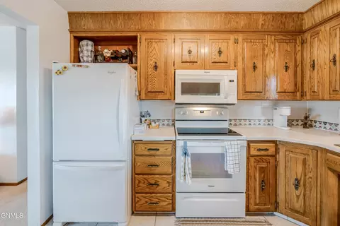 Kitchen - 806 Johns Dr NE, Mandan, ND 58554 photo 2 of 4