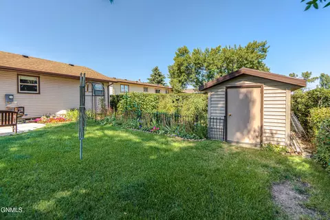 Exterior - 806 Johns Dr NE, Mandan, ND 58554 photo 11 of 14