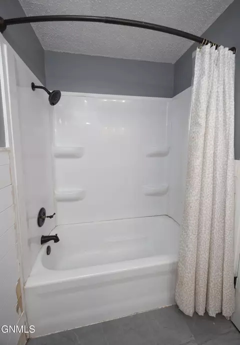 Bath - 2113 19th Ave W, Williston, ND 58801 photo 3 of 3
