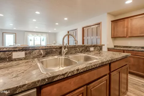 Kitchen - 235 Irvine Loop, Bismarck, ND 58504 photo 7 of 8