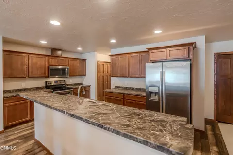 Kitchen - 235 Irvine Loop, Bismarck, ND 58504 photo 2 of 8