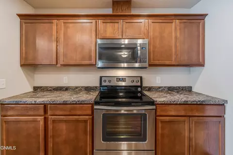 Kitchen - 235 Irvine Loop, Bismarck, ND 58504 photo 8 of 8
