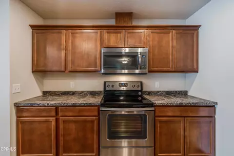 Kitchen - 235 Irvine Loop, Bismarck, ND 58504 photo 4 of 8