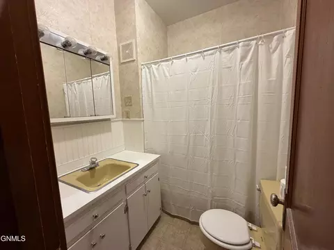 Bath - 29 7th Ave W, Dickinson, ND 58601 photo 1 of 2