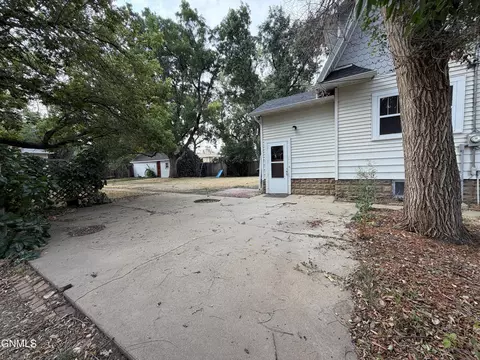 Exterior - 29 7th Ave W, Dickinson, ND 58601 photo 3 of 10