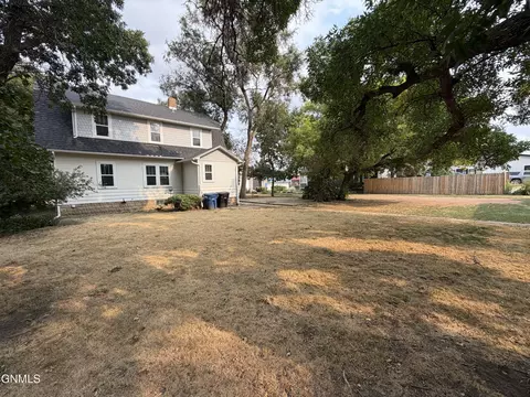 Exterior - 29 7th Ave W, Dickinson, ND 58601 photo 4 of 10