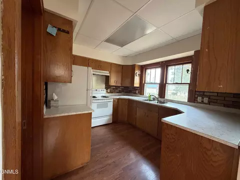 Kitchen - 29 7th Ave W, Dickinson, ND 58601 photo 1 of 2