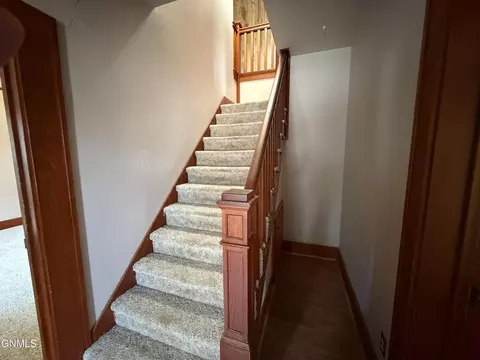 Entry Way - 29 7th Ave W, Dickinson, ND 58601 photo 5 of 8