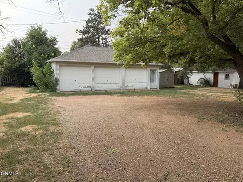 Exterior - 29 7th Ave W, Dickinson, ND 58601 photo 6 of 10
