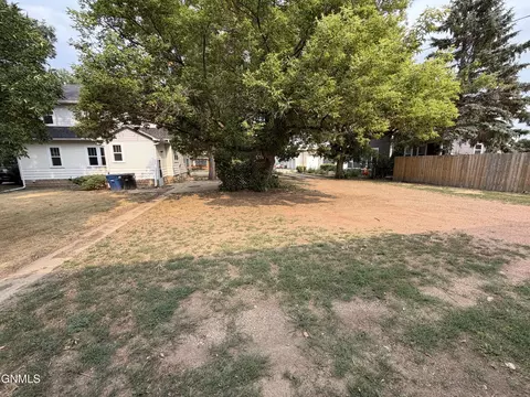 Exterior - 29 7th Ave W, Dickinson, ND 58601 photo 7 of 10