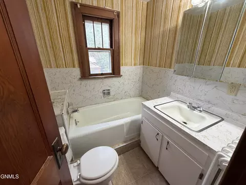 Bath - 29 7th Ave W, Dickinson, ND 58601 photo 2 of 2