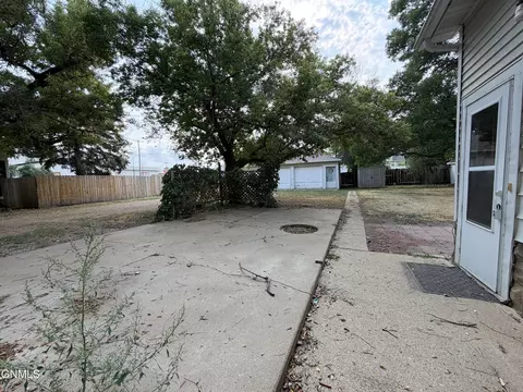 Exterior - 29 7th Ave W, Dickinson, ND 58601 photo 2 of 10