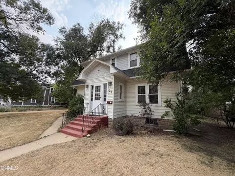 Exterior - 29 7th Ave W, Dickinson, ND 58601 photo 1 of 10