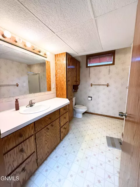 Bath - 2316 8th Ave E, Williston, ND 58801 photo 3 of 4