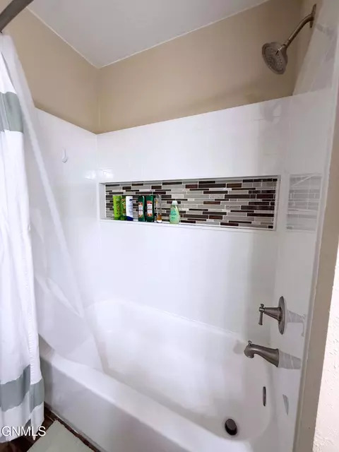 Bath - 2316 8th Ave E, Williston, ND 58801 photo 2 of 4