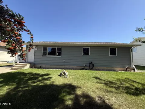 Exterior - 2316 8th Ave E, Williston, ND 58801 photo 1 of 7