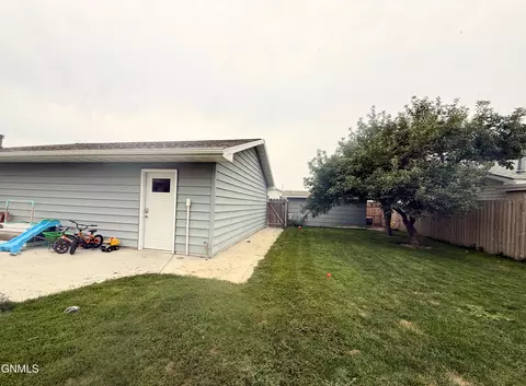 Exterior - 2316 8th Ave E, Williston, ND 58801 photo 5 of 7