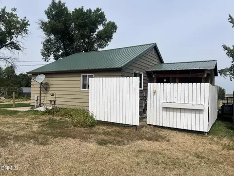 325 6th St NE, Watford City, ND 58854