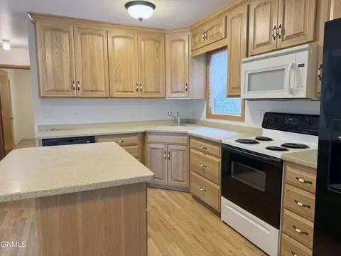 Kitchen - 2108 Saint Benedict Dr, Bismarck, ND 58501 photo 4 of 6