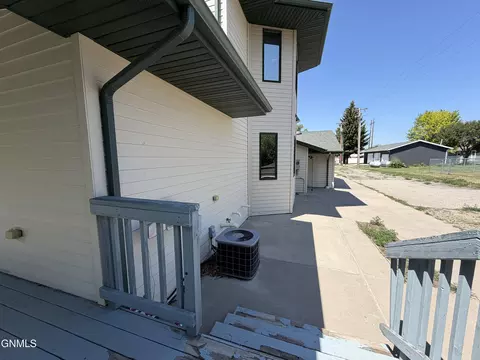 Exterior - 417 7th St NW, Beulah, ND 58523 photo 7 of 10
