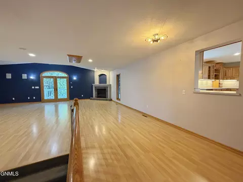 Living - 417 7th St NW, Beulah, ND 58523 photo 14 of 16