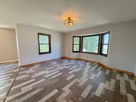 Living - 417 7th St NW, Beulah, ND 58523 photo 4 of 16