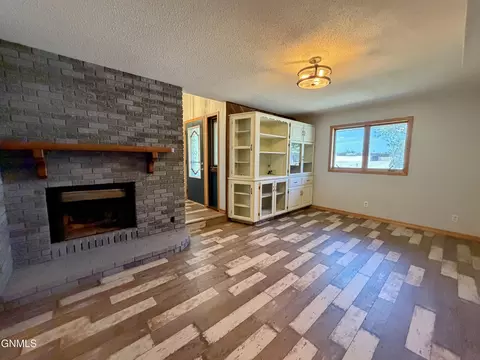 Living - 417 7th St NW, Beulah, ND 58523 photo 1 of 16