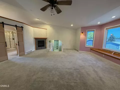 Living - 417 7th St NW, Beulah, ND 58523 photo 8 of 16
