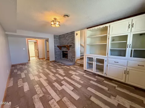 Living - 417 7th St NW, Beulah, ND 58523 photo 2 of 16