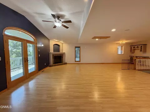 Living - 417 7th St NW, Beulah, ND 58523 photo 12 of 16