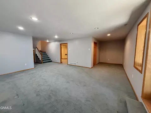 Living - 417 7th St NW, Beulah, ND 58523 photo 16 of 16