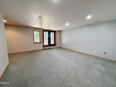 Living - 417 7th St NW, Beulah, ND 58523 photo 15 of 16