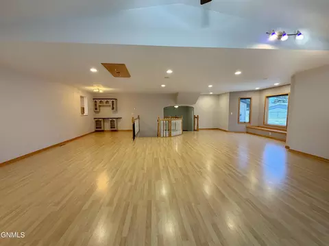 Living - 417 7th St NW, Beulah, ND 58523 photo 13 of 16