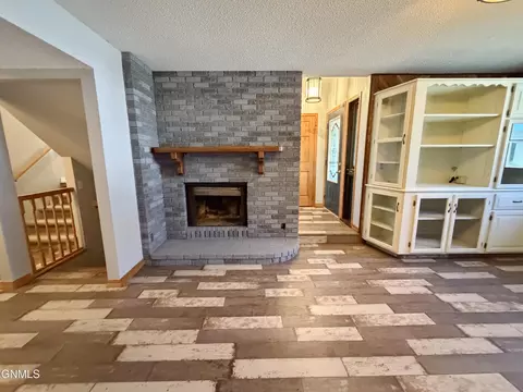 Living - 417 7th St NW, Beulah, ND 58523 photo 3 of 16