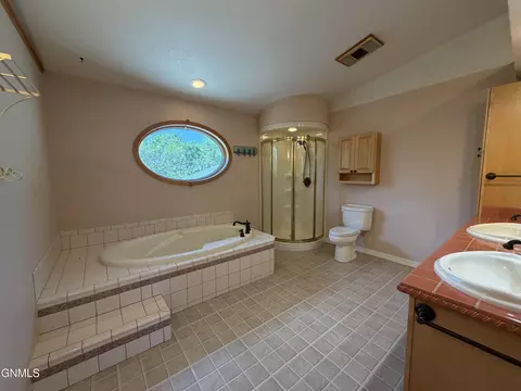 Bath - 417 7th St NW, Beulah, ND 58523 photo 4 of 5