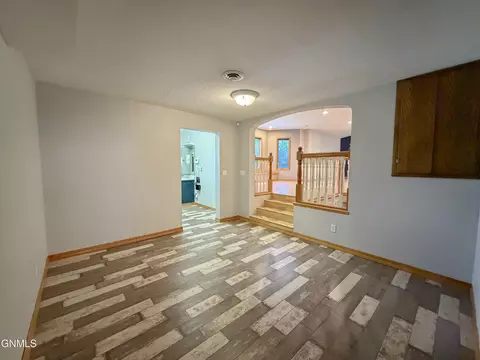 Living - 417 7th St NW, Beulah, ND 58523 photo 9 of 16