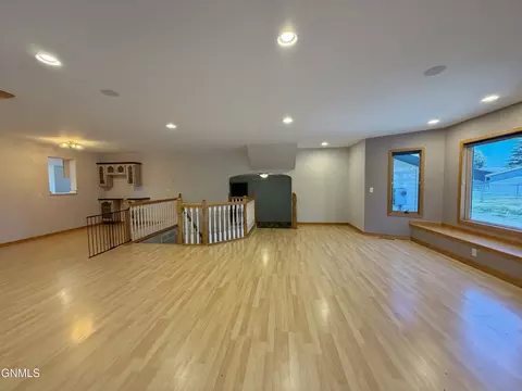 Living - 417 7th St NW, Beulah, ND 58523 photo 11 of 16