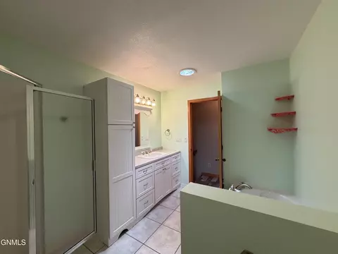 Bath - 417 7th St NW, Beulah, ND 58523 photo 3 of 5