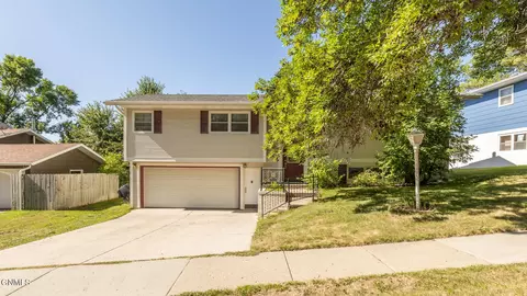 329 Saturn Dr, Bismarck, ND 58503