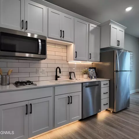 Kitchen - 2412 Dutton Cir SE, Mandan, ND 58554 photo 7 of 8