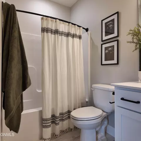 Bath - 2412 Dutton Cir SE, Mandan, ND 58554 photo 8 of 12