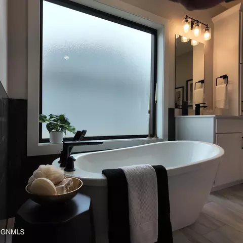 Bath - 2412 Dutton Cir SE, Mandan, ND 58554 photo 3 of 12