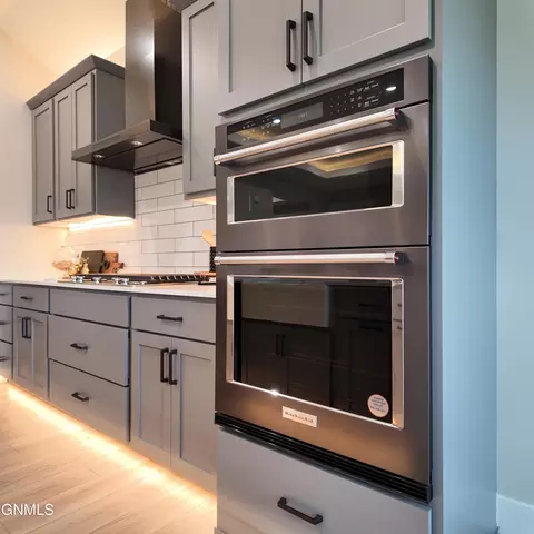 Kitchen - 2412 Dutton Cir SE, Mandan, ND 58554 photo 6 of 8